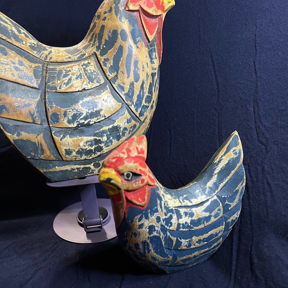 Pair of Vintage Hand Carved and Hand Painted Folk Art Roosters - Picture 9 of 16